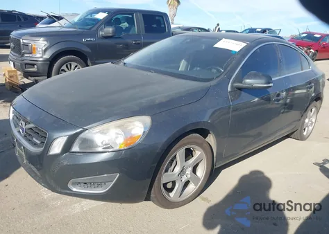 2012 Volvo S60 T5 z USA, uszkodzony, nr VIN YV1622FS1C2099911